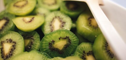 Obierając kiwi, popełniasz błąd. Jego skórka zbija cholesterol i cukier