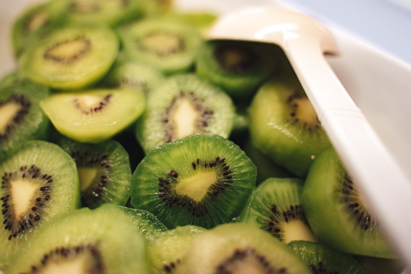 Obierając kiwi, popełniasz błąd. Jego skórka zbija cholesterol i cukier