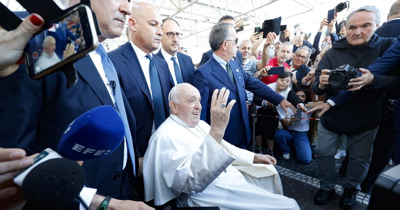Papież opuścił klinikę Gemelli. „Dalej żyję”