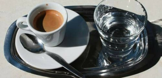 Jak pić wodę do kawy? Przed czy po espresso? To spora różnica