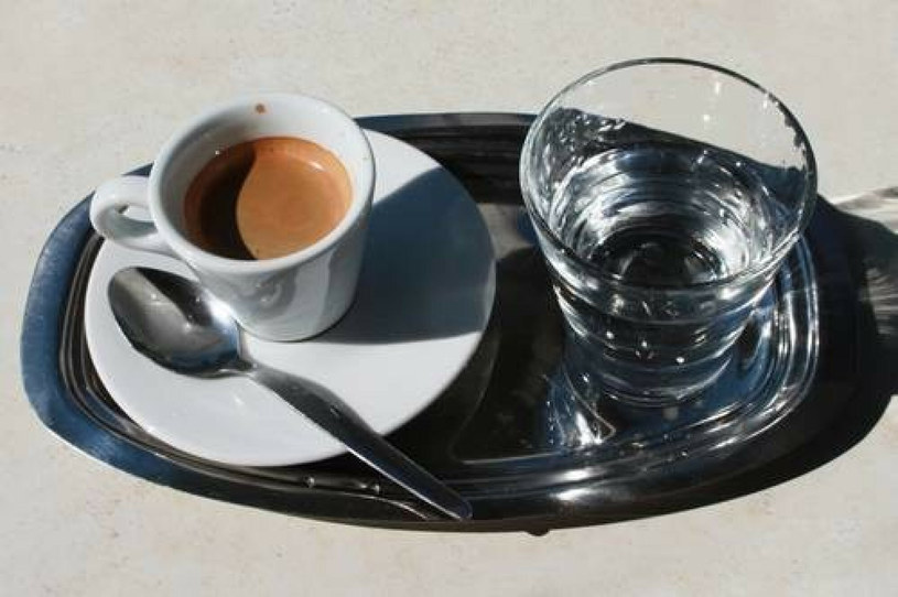 Jak pić wodę do kawy? Przed czy po espresso? To spora różnica