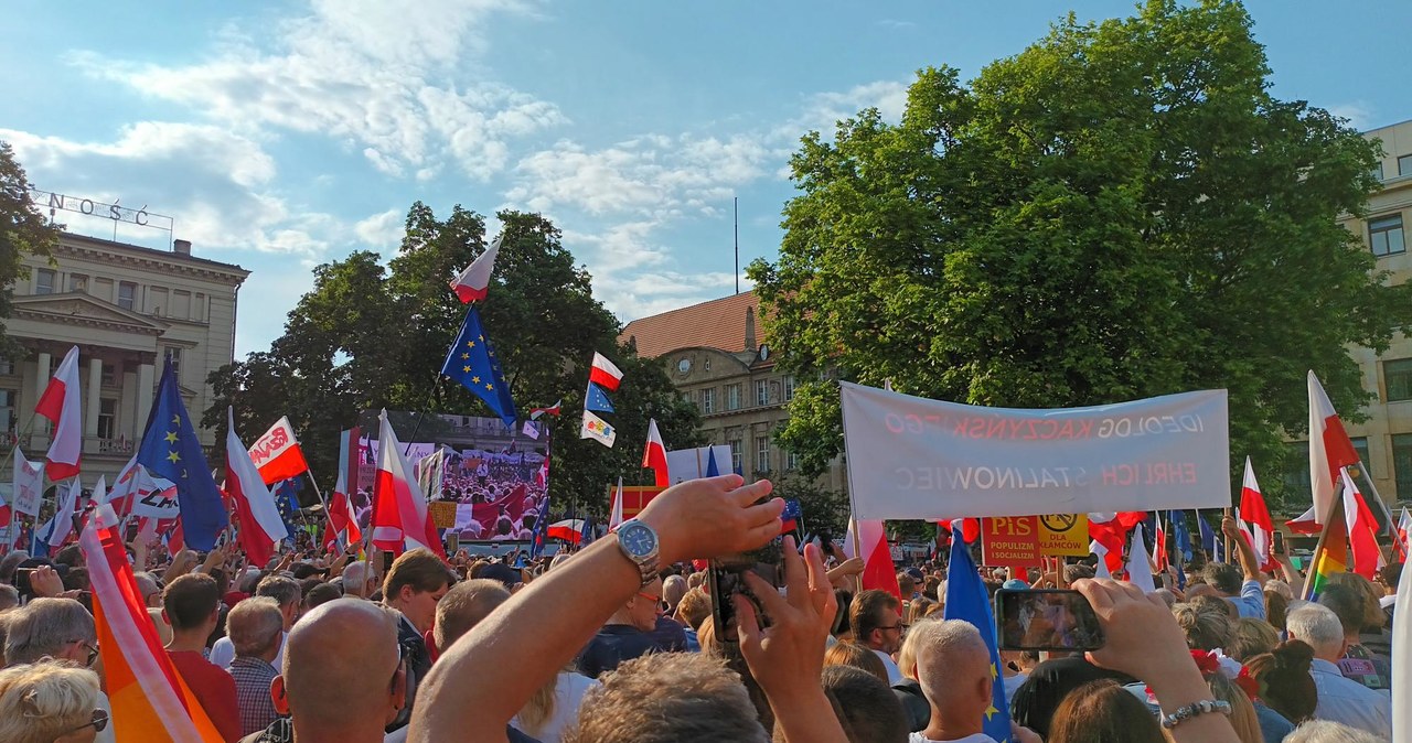 Tusk na wiecu w Poznaniu: Dzisiaj władza to są seryjni zabójcy kobiet