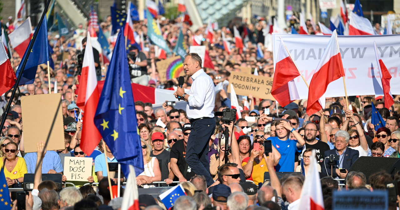 Skandaliczny transparent na wiecu Tuska. Morawiecki: Łajdactwo