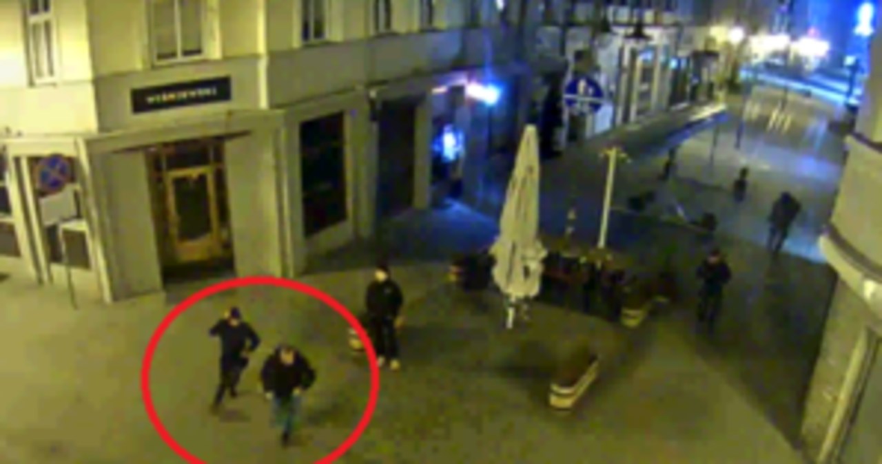 Ugodzenie nożem w Katowicach. Policja publikuje zdjęcia z monitoringu