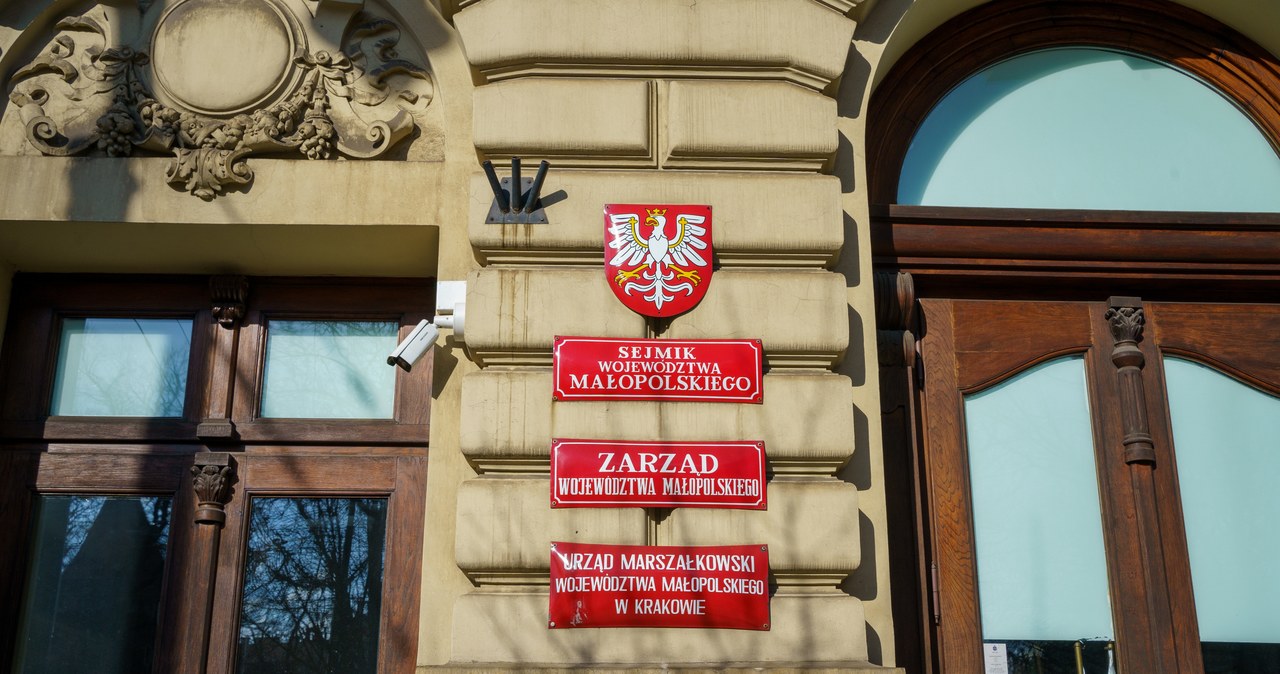 Lustracja kilkudziesięciu tysięcy urzędników. Prezydent podpisał ustawę