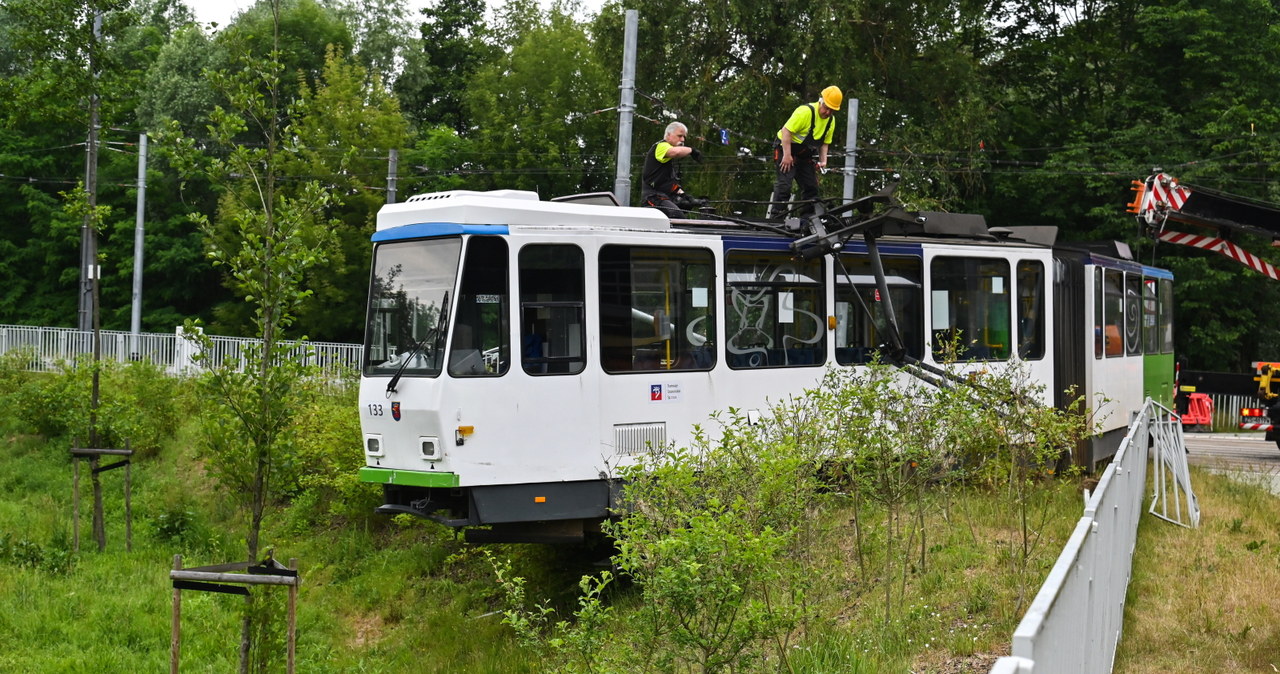 Wykolejenie tramwaju w Szczecinie. Pojazd zawisł nad skarpą [ZDJĘCIA]