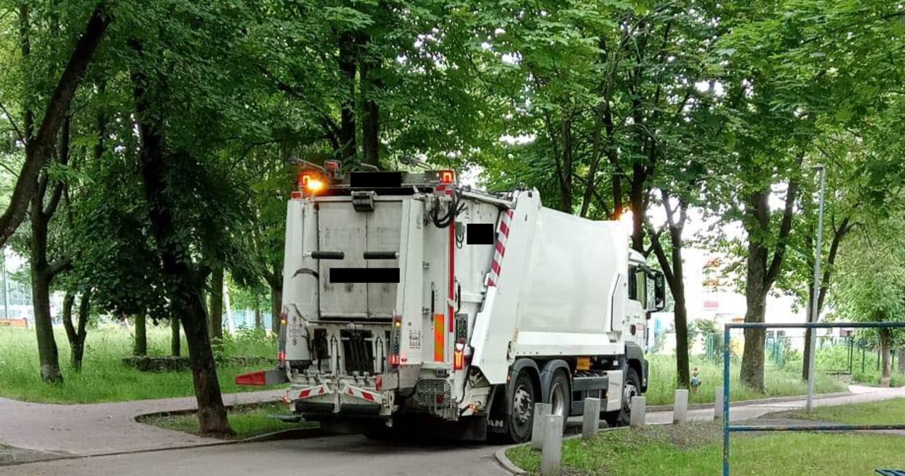 81-latka została potrącona przez śmieciarkę. Przepuszczała hulajnogę