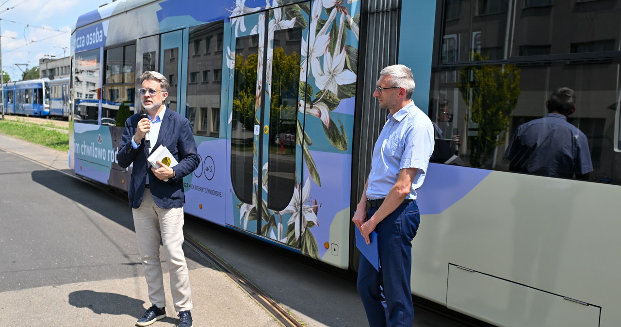 Tramwaj promujący Rok Wisławy Szymborskiej wyjechał na krakowskie tory