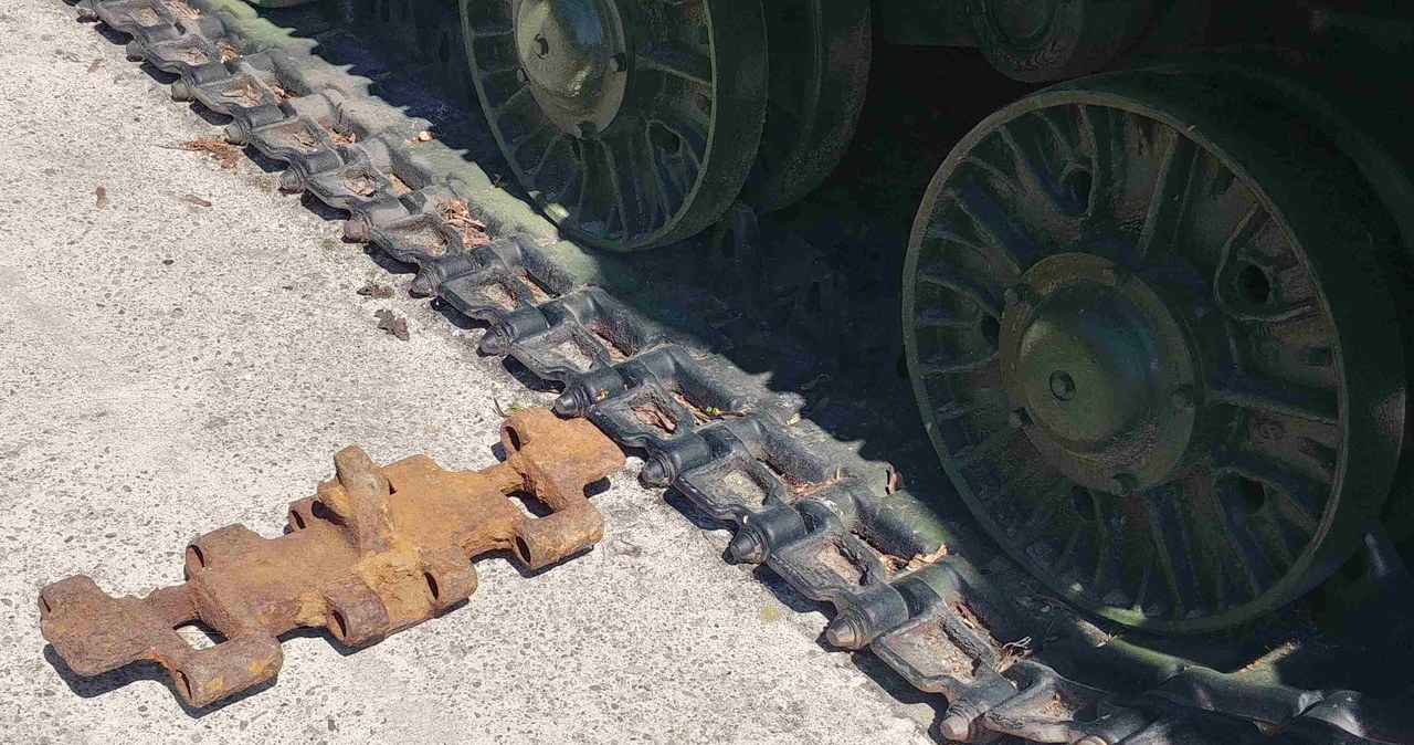 200 kg czołgowych gąsienic ocalone ze skupu złomu. Trafią do muzeum