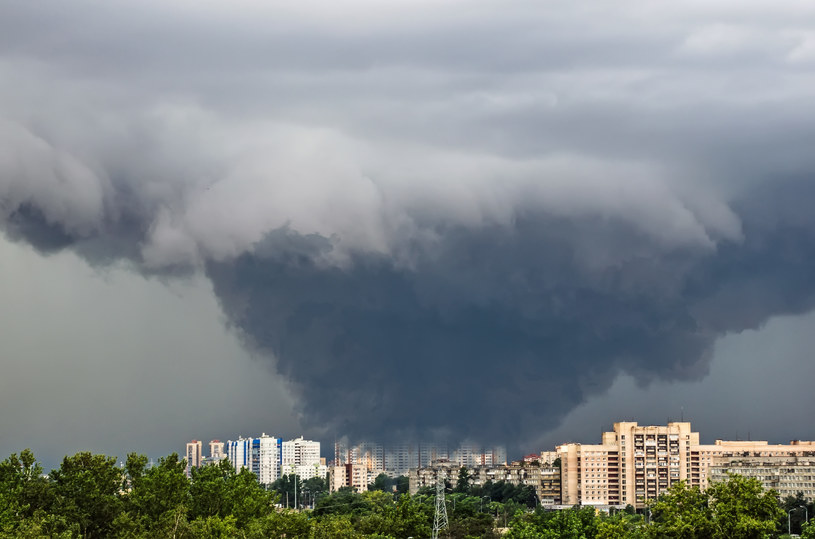 Trąby powietrzne i podtopienia. Nad Polskę nadchodzą niszczycielskie burze