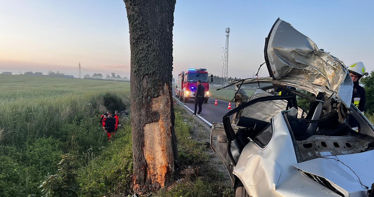 Tragiczny wypadek, w którym zginął 19-latek. Jego auto pękło na pół