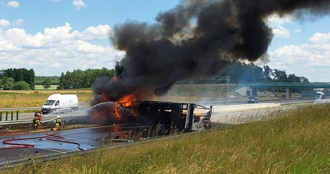 Płonący tir zablokował S8. Na trasie zderzyły się dwie ciężarówki