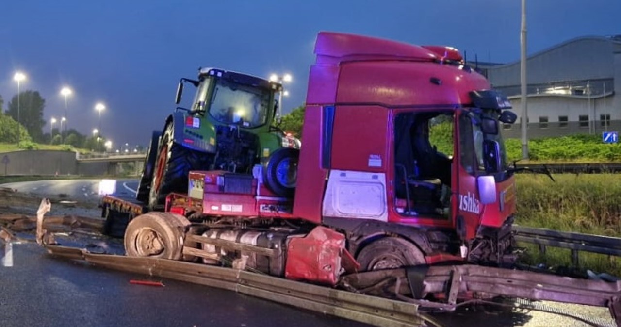 Wypadek na A4. Ciężarówka z traktorem uderzyła w bariery