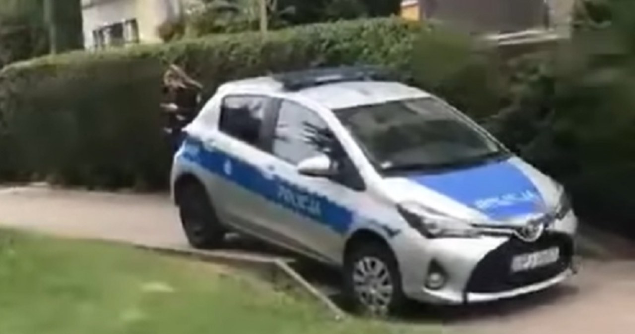 Radiowóz zawisł na schodach. Nietypowy incydent w Nysie