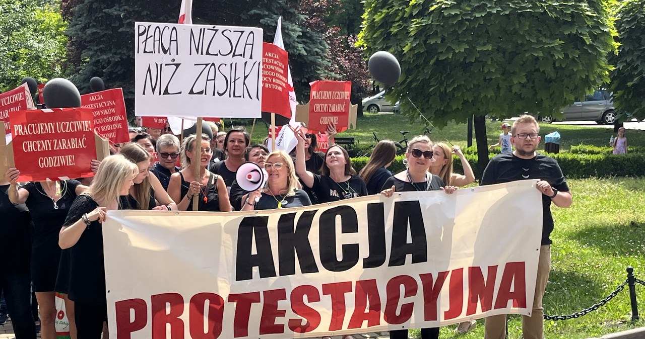 Manifestacja pracowników MOPR w Bytomiu. „Płaca niższa niż zasiłki”