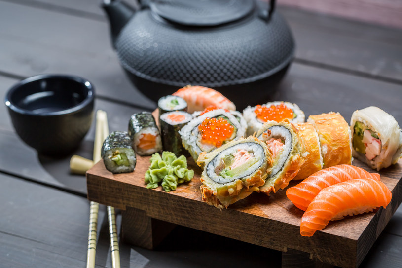 Nigdy tego nie rób podczas jedzenia sushi. Spalisz się ze wstydu