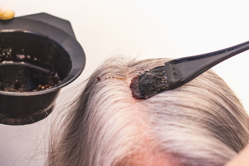 Domowy szampon poskromi siwe włosy. Wsyp 8 łyżeczek i zalej wrzątkiem