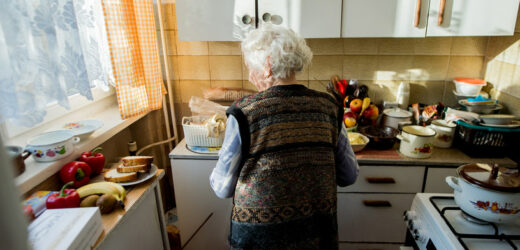 Świadczenia dla seniorów po 65 roku życia. Kto może złożyć wniosek?
