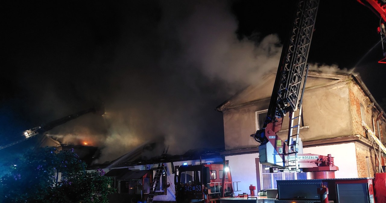 Nocny pożar w Dębsku. Dwie osoby nie żyją, 23 ewakuowane