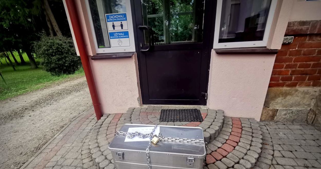 Skrzynia z pieniędzmi i słodyczami podrzucona przed drzwi domu dziecka