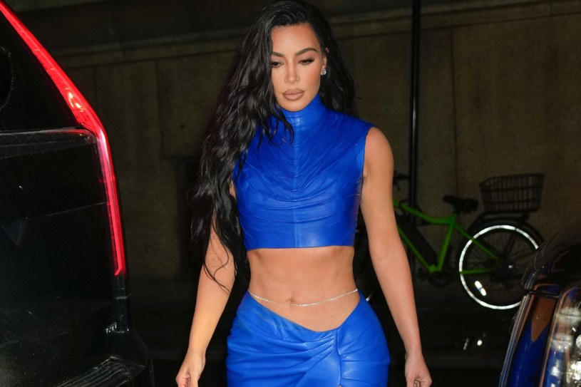 Kim Kardashian kusi w bikini. Zdjęcia z plaży zrobiły furorę
