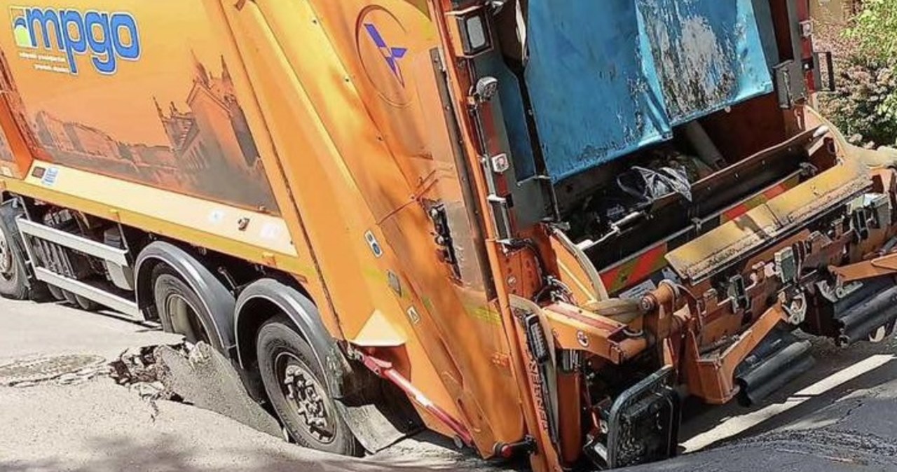 Kraków: Pod śmieciarką zapadł się asfalt