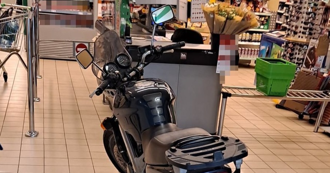 Wjechał motocyklem do supermarketu. Na widok policjantów zaczął trąbić