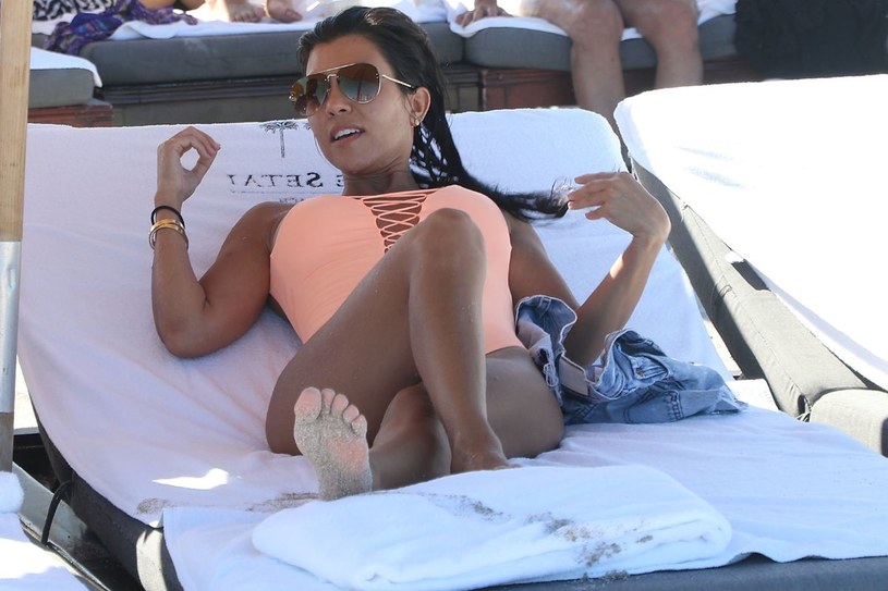 Kourtney Kardashian chwali się ciążowym brzuchem w bikini. Wygląda kwitnąco