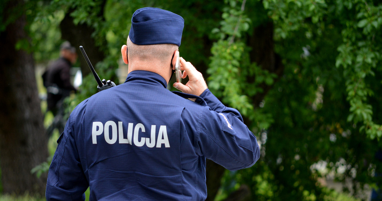 Małe dziecko pod opieką pijanych rodziców. Ojciec groził policjantom siekierą