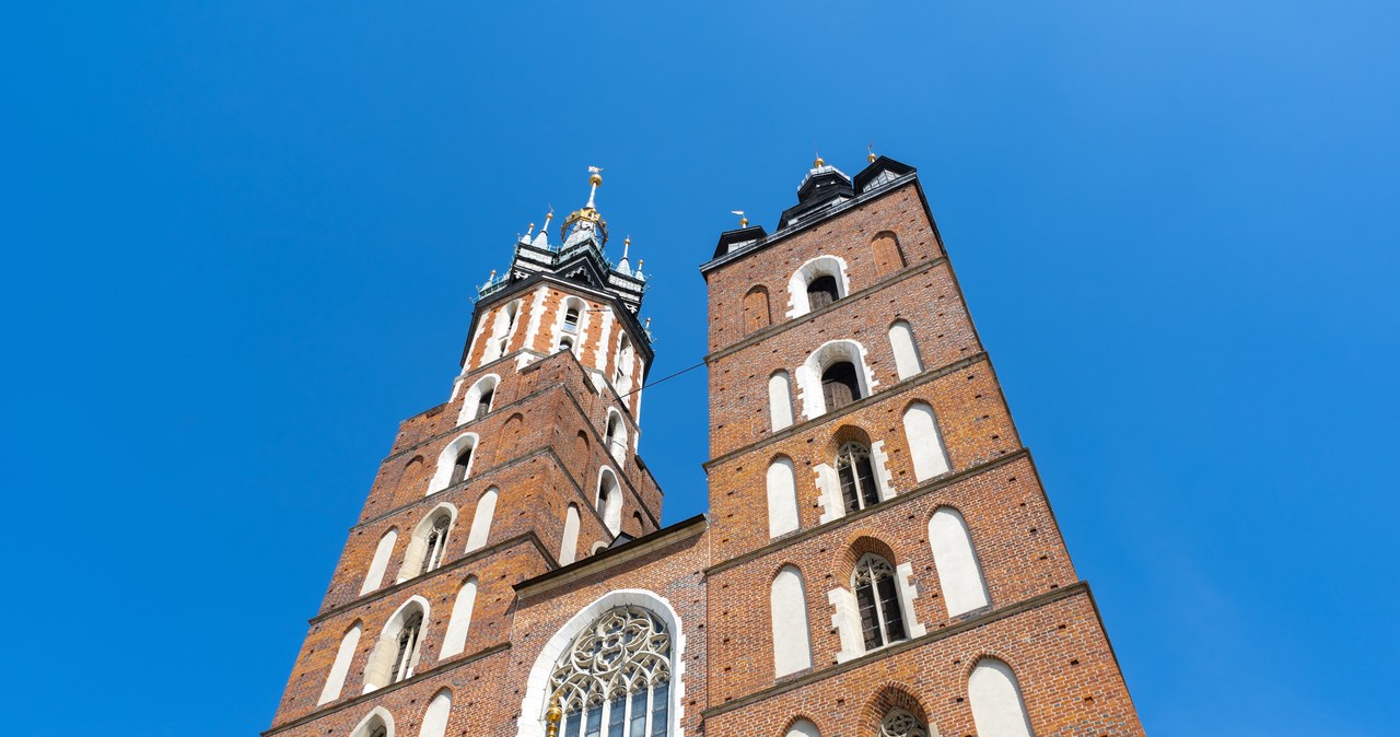 Specjaliści zdejmują koronę z wieży Bazyliki Mariackiej