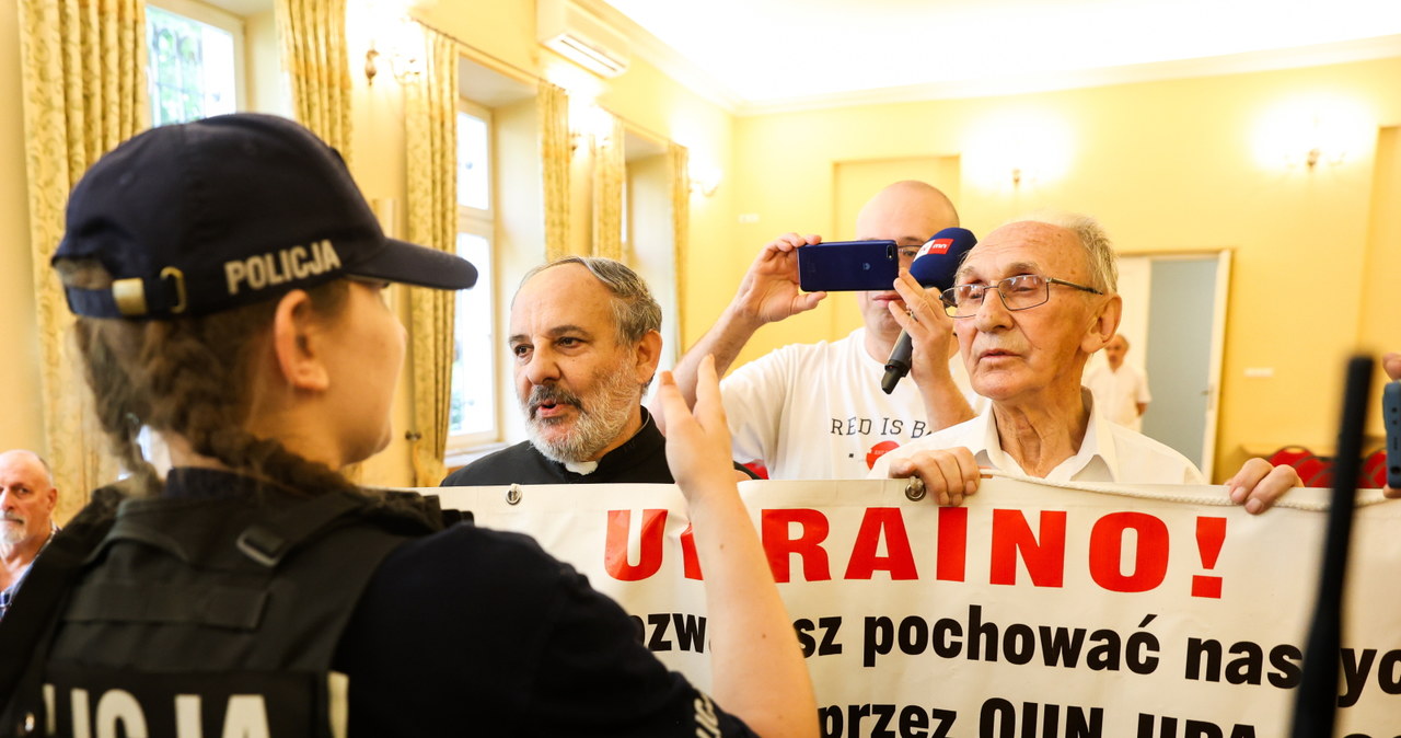 Ks. Isakowicz-Zaleski z transparentem ws. rzezi wołyńskiej. Zjawiła się policja
