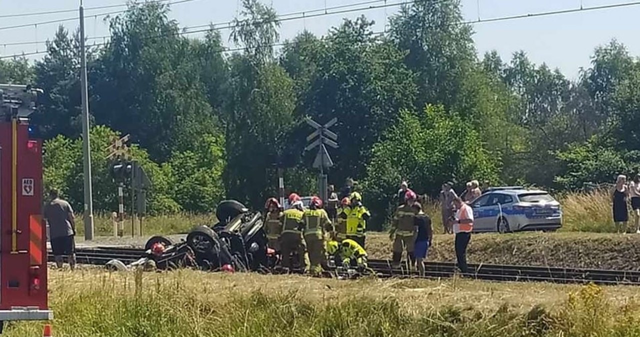 Auto osobowe wjechało pod pociąg. Są ranni