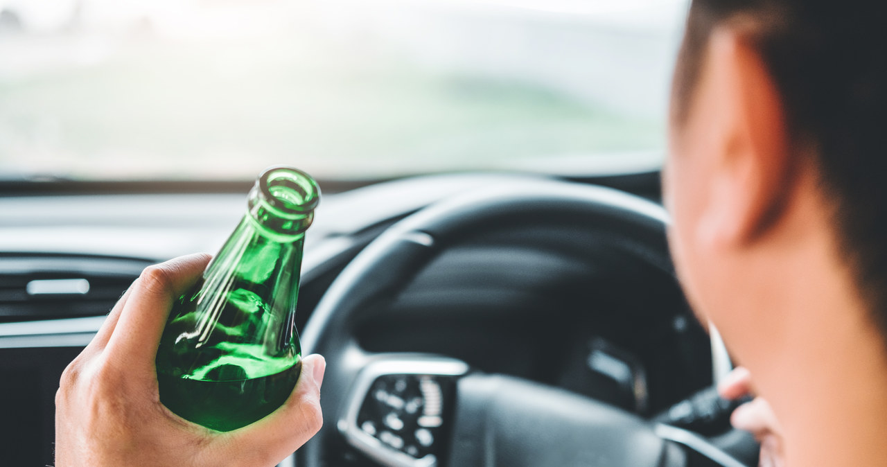 Auto dachowało, pijany kierowca schował się w rowie