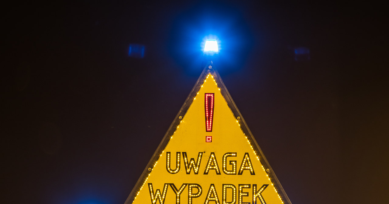 Jedna osoba zginęła, osiem rannych w zderzeniu ciężarówki z autokarem