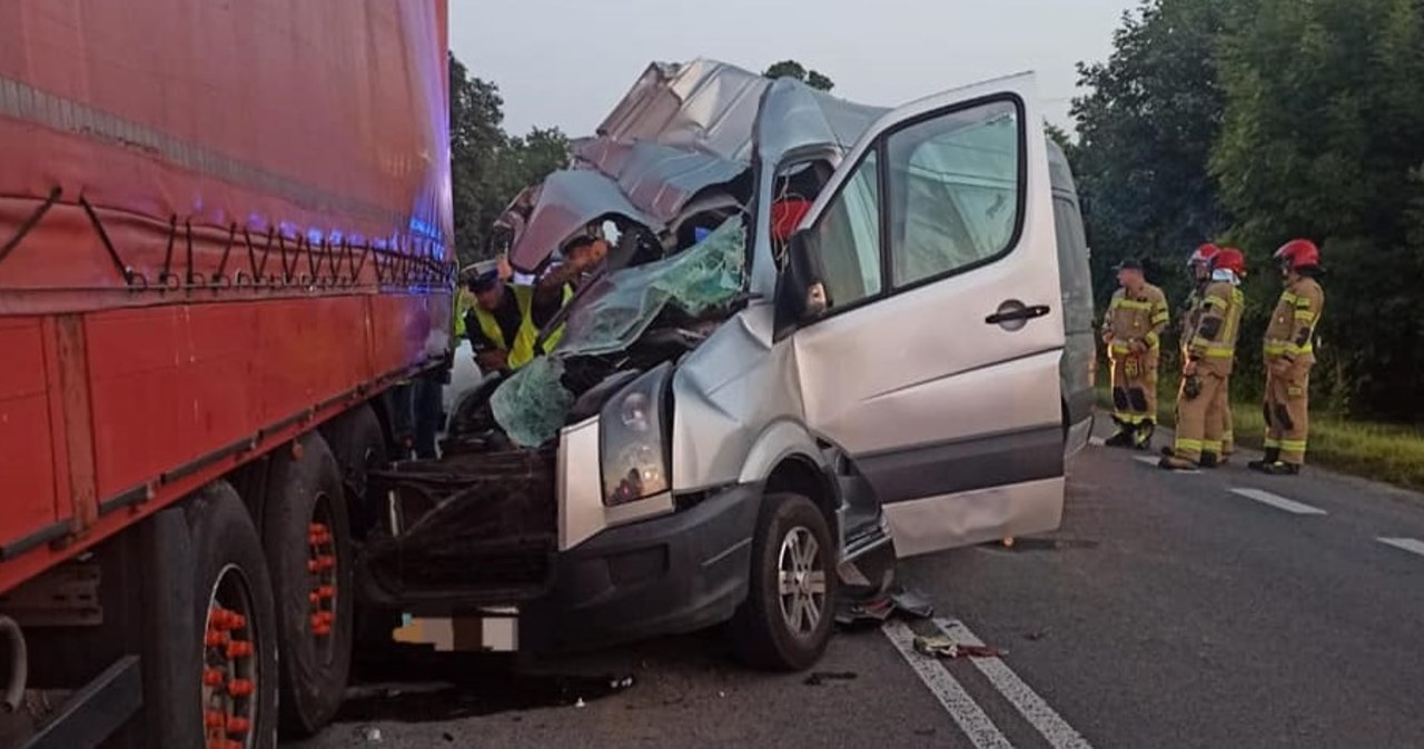 Bus uderzył w ciężarówkę. Jedna osoba zginęła, są ranni