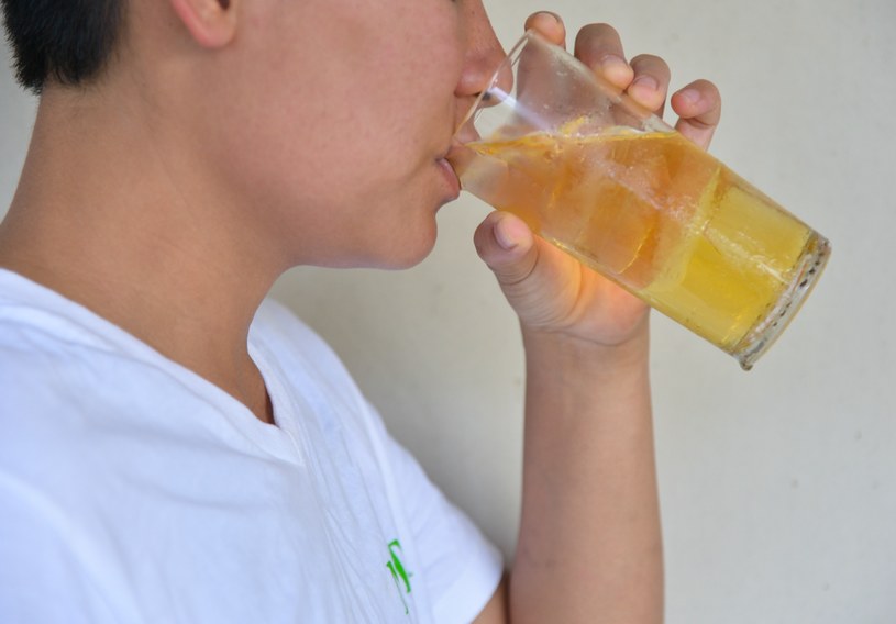 Naturalny „spalacz” tkanki tłuszczowej za grosze. Pij codziennie rano i wieczorem