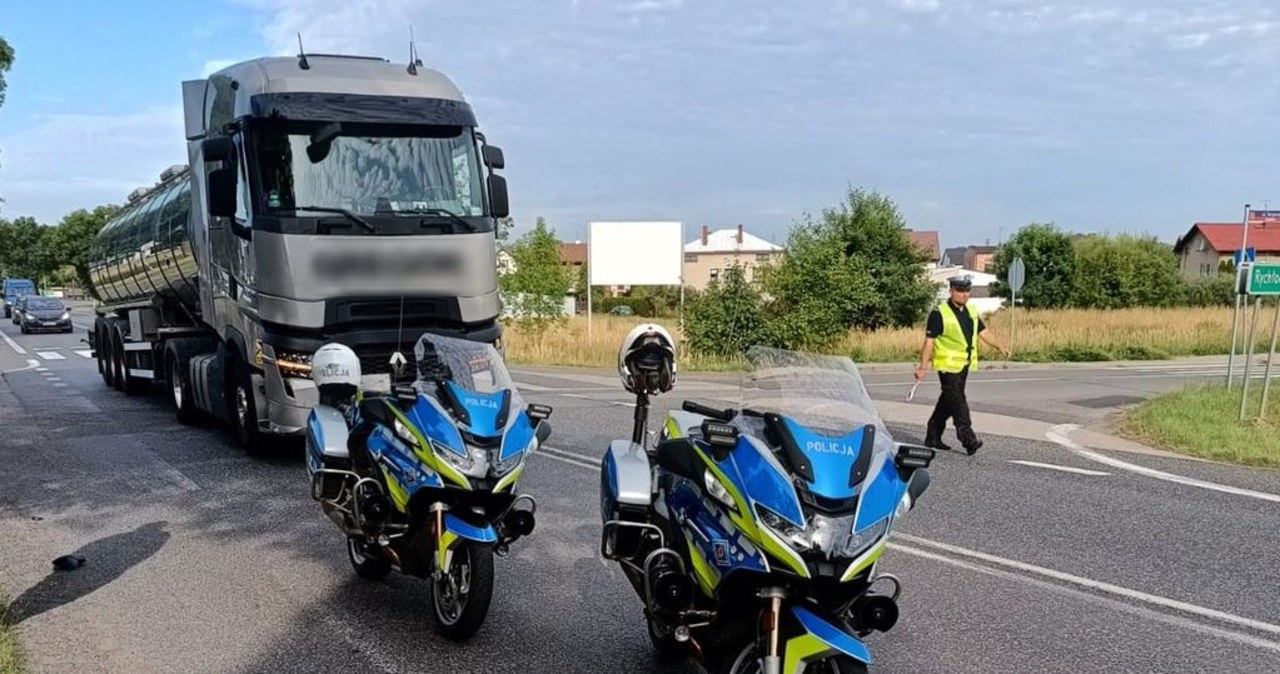 Śmiertelny wypadek w Osjakowie. 27-latek wjechał rowerem pod ciężarówkę