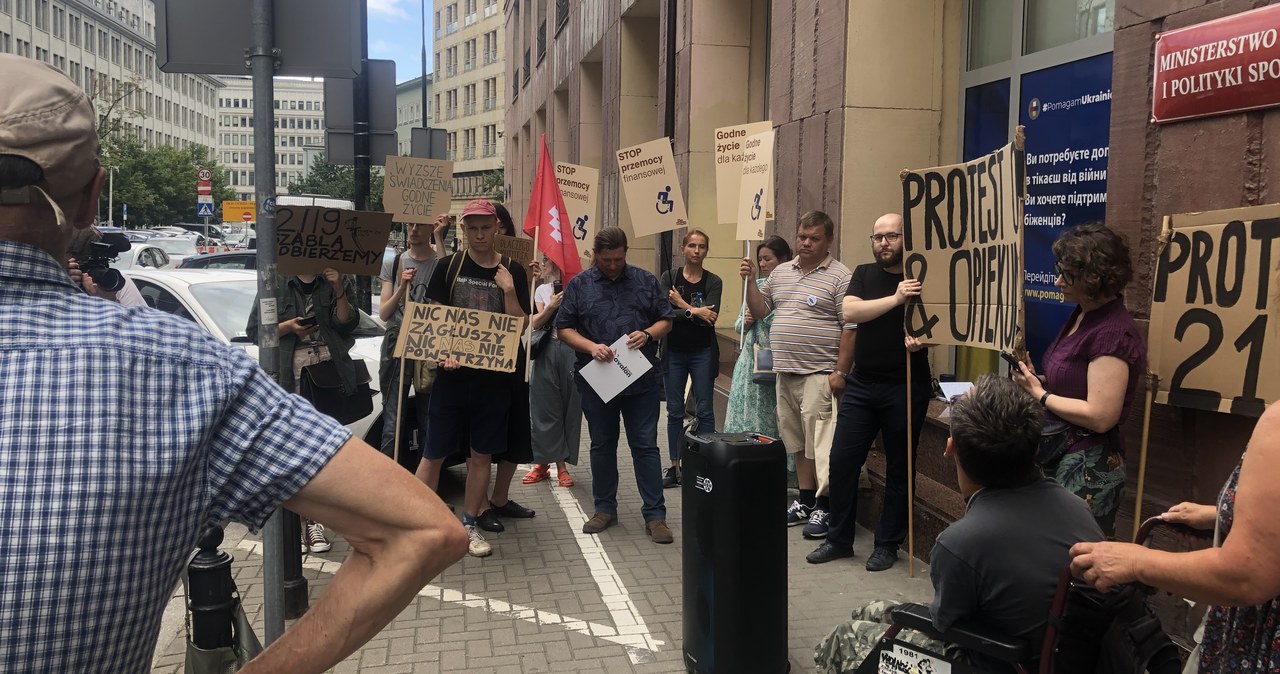 „Walczymy o godne życie”. Trwa protest opiekunów osób niepełnosprawnych