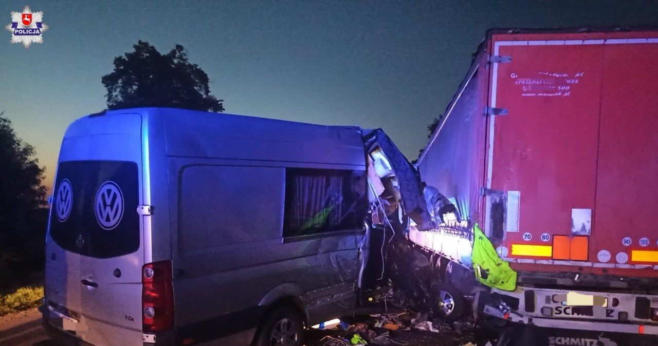 Bus uderzył w ciężarówkę, jedna osoba zmarła. Kierowca usłyszał zarzut