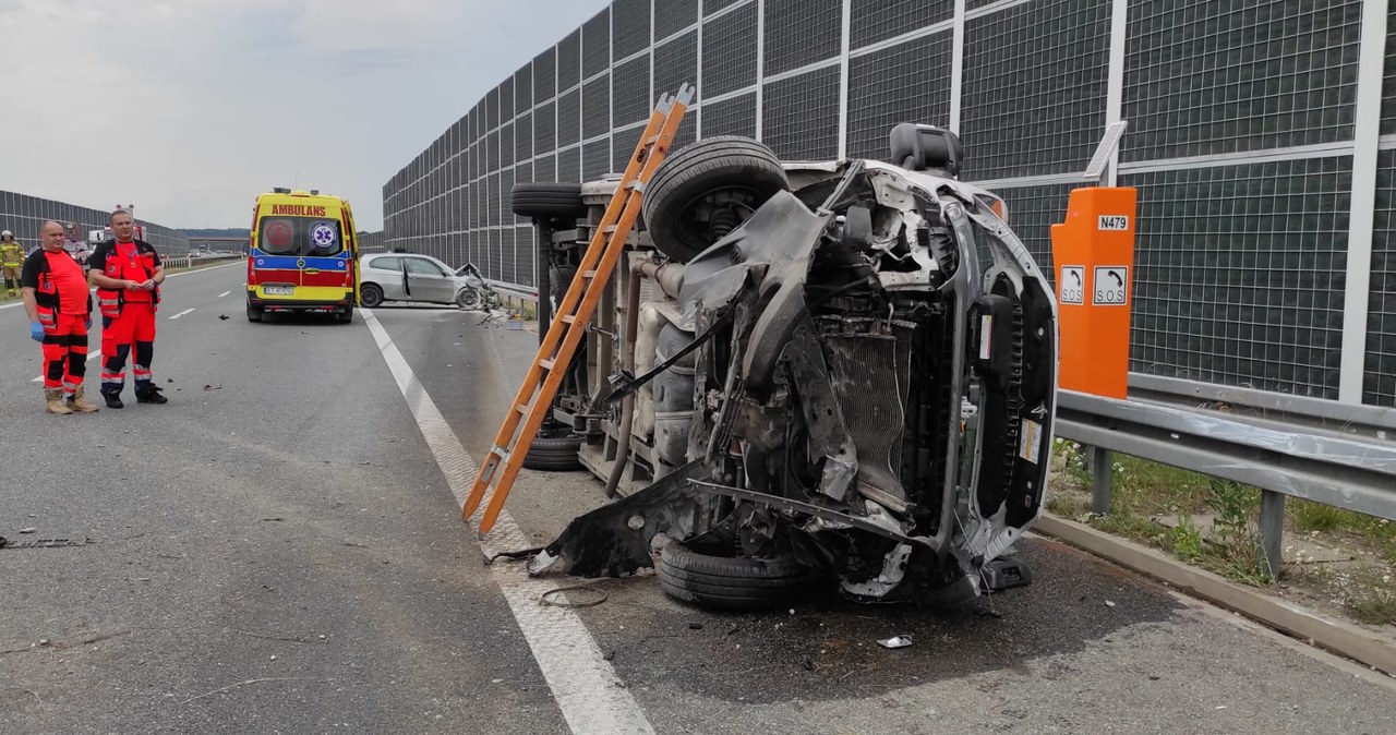 Dachowanie i kolizja dwóch aut na A4