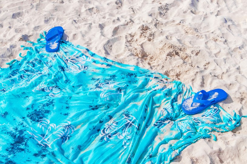 Zabierz na plażę prześcieradło z gumką. Ten trik jest genialny