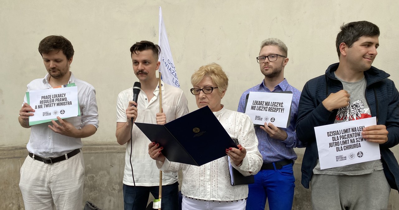 „Pracę lekarzy reguluje prawo, a nie tweety ministra”. Protest ws. recept