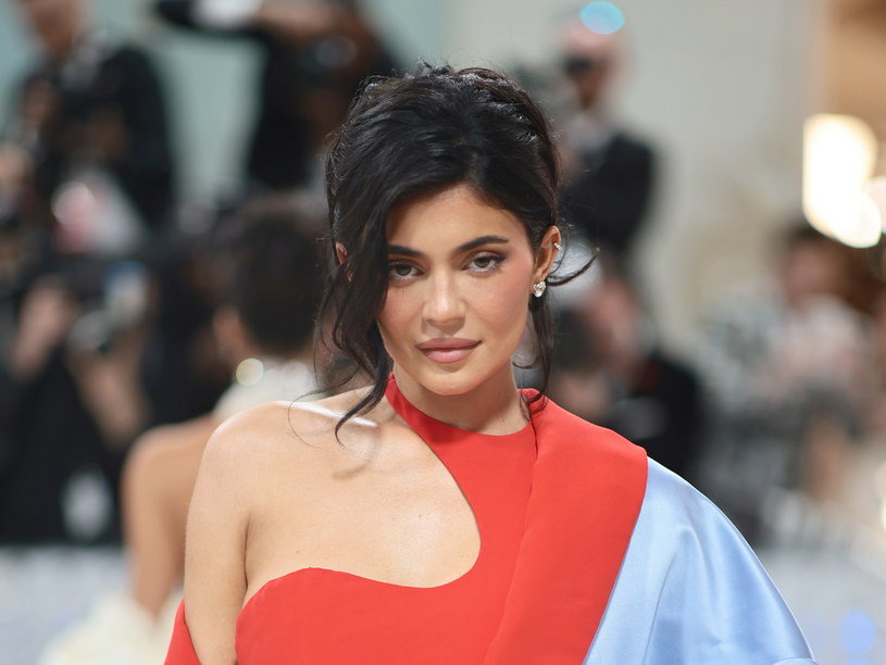 Kylie Jenner eksponuje brzuch w półprzezroczystym komplecie. Co za figura