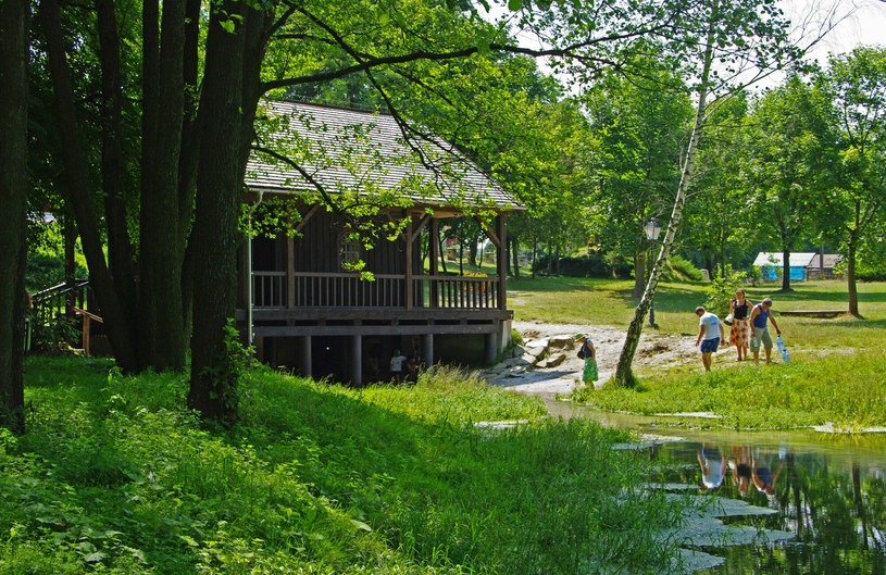 Woda rozsławiła małą polską wieś. Ludzie wierzą, że ma niezwykłą moc