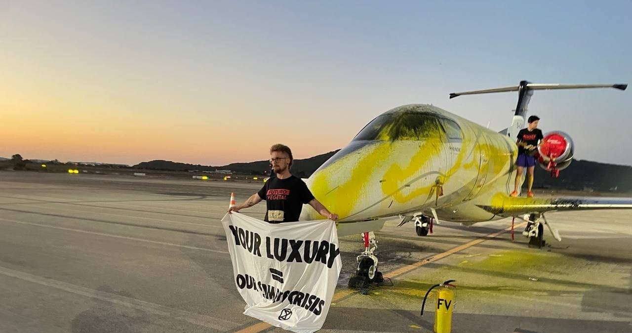 Aktywiści przykleili się do samolotu na Ibizie [ZDJĘCIA]