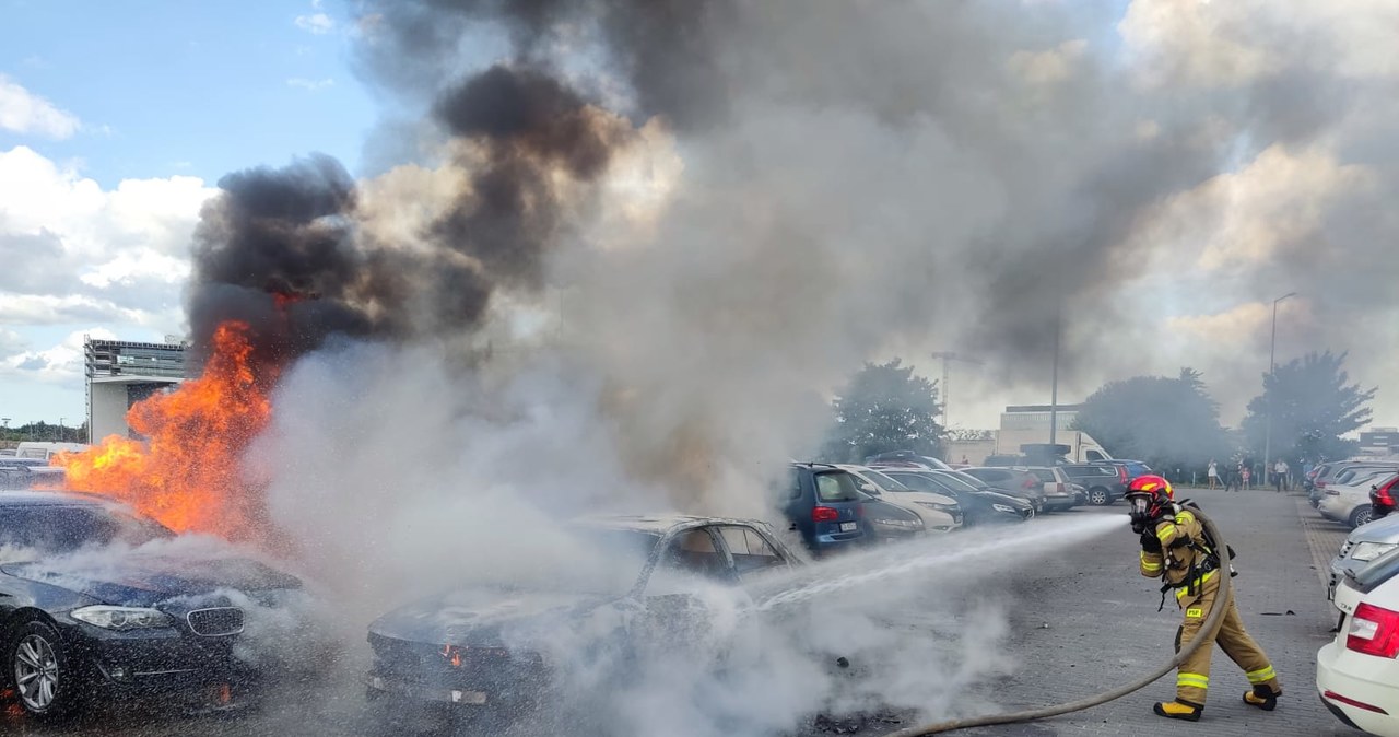 Pożar na lotnisku w Gdańsku. Płonęło 11 samochodów