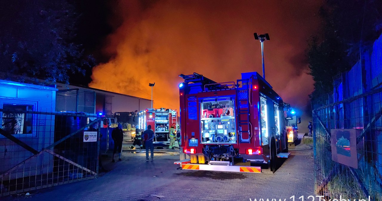 Pożar hali z makulaturą w Tychach