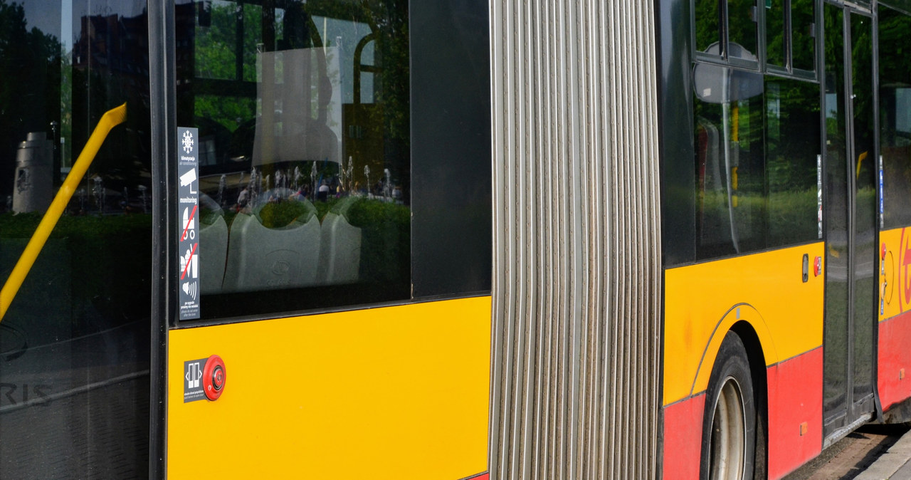 Uderzył autem w miejski autobus i uciekł