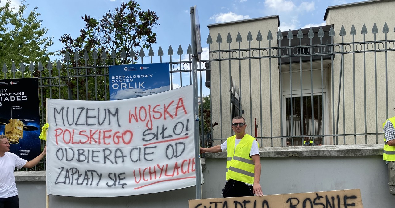 Protest przed siedzibą MON. Domagają się zaległych pieniędzy