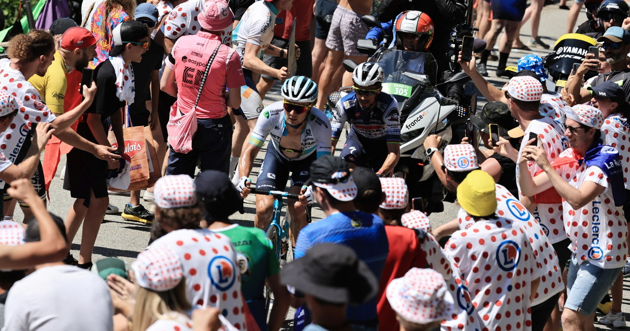 Kibic chciał sobie zrobić zdjęcie. Kraksa na Tour de France